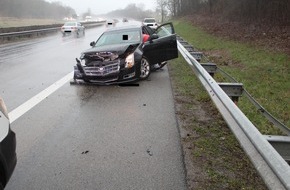 Polizeidirektion Kaiserslautern: POL-PDKL: Auf regennasser Fahrbahn Unfall verursacht