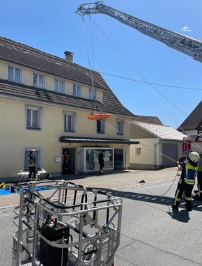 FW Eigeltingen: Nach Turnotöffnung Patientenrettung mit Drehleiter und Höhenretter der Feuerwehr