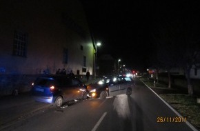 Polizeiinspektion Hameln-Pyrmont/Holzminden: POL-HOL: Boffzen - Bahnhofstraße: Zwei Leichtverletzte bei Zusammenstoß 15.000,-- EUR Sachschaden -