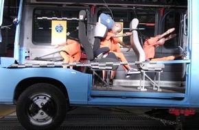 Touring Club Schweiz/Suisse/Svizzero - TCS: Transport d'enfants : les banquettes longitudinales sont dangereuses