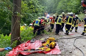 Feuerwehr Plettenberg: FW-PL: Ortsteil Brüninghausen - Abgestürzter LKW im Wald