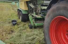 Freiwillige Feuerwehr Gemeinde Schiffdorf: FFW Schiffdorf: Landwirt löscht Ballenpresse vor Eintreffen der Feuerwehr