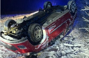 Polizei Bielefeld: POL-BI: &Uuml;berschlagener PKW - zwei Verletzte