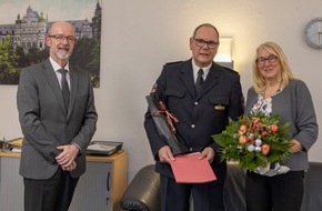 Polizeidirektion Hannover: POL-H: Polizeidirektor (PD) Ulrich Knappe verabschiedet sich in den Ruhestand