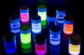 BAM Bundesanstalt für Materialforschung und -prüfung: Mehr Licht: BAM zertifiziert die weltweit ersten Referenzmaterialien für die Bestimmung der Fluoreszenzquantenausbeute