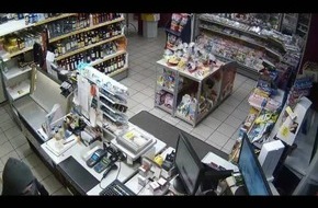 POL-ST: Greven-Reckenfeld, Raubüberfall auf eine Tankstelle 
Täter ist flüchtig / Video des Tatablaufes / Bild vom Täter
