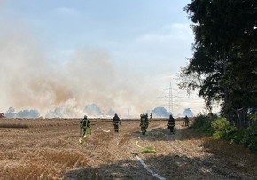 FW-EN: Großbrand auf Feld drohte auf Siedlung überzugreifen. 100 Feuerwehrkräfte in Hattingen im Einsatz