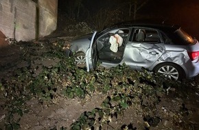Polizeidirektion Trier: POL-PDTR: Betrunkener und berauschter Fahrer verursacht Verkehrsunfall - Fahrzeug überschlägt sich