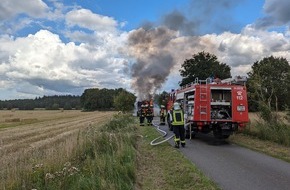 Kreisfeuerwehr Rotenburg (Wümme): FW-ROW: Brennende Quaderballenpresse an der Bundesstraße