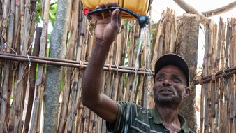 Stiftung Menschen für Menschen: Äthiopien: Die Zwei-Euro-Dusche / Wie aus einem einfachen Kanister eine Dusche wird