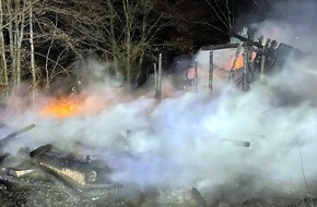 Feuerwehr Detmold: FW-DT: Historische "Bandelhütte" am Detmolder Hermannsdenkmal brennt vollständig nieder
