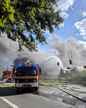 FW Kamen: Lagerhallenbrand in Kamen