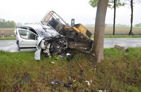 Polizeiinspektion Delmenhorst / Oldenburg - Land / Wesermarsch: POL-DEL: Landkreis Oldenburg: Verkehrsunfall auf der Moorbeker Straße+++ Anhänger löst sich vom Lkw+++ zwei Personen leicht verletzt+++