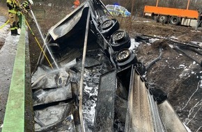 Feuerwehr Haan: FW-HAAN: Sattelzug stürzt Böschung hinunter und brennt auf A46 vollständig aus - Feuerwehr Haan und Feuerwehr Solingen gemeinsam im Einsatz