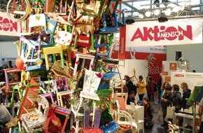 Aktion Mensch e.V.: Inklusion wächst gen Himmel / Ökumenischer Kirchentag: Am Stand der Aktion Mensch bauen meist junge Menschen an einer Gesellschaft, die niemanden ausschließt (mit Bild)