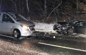 Kreispolizeibehörde Höxter: POL-HX: Viele Verkehrsunfälle aufgrund winterlicher Witterungslage