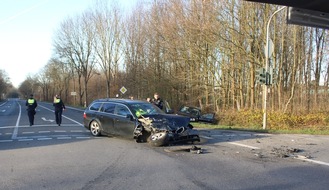 Polizei Düren: POL-DN: Zweimal Totalschaden nach Unfall beim Linksabbiegen