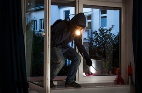 Polizei Rhein-Erft-Kreis: POL-REK: 180409-5: Bewohner entdeckte Einbrecher im Schlafzimmer - Pulheim