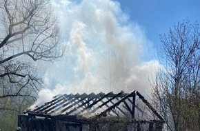 Feuerwehr Detmold: FW-DT: Carport brennt in voller Ausdehnung