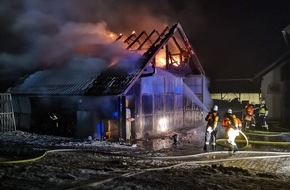 Feuerwehren des Landkreises Ravensburg: LRA-Ravensburg: Der Brand eines Maschinenschopfs in Eglofs-Schnaidt ruft Feuerwehren aus Argenbühl und Wangen auf den Plan. Hauptgebäude und untergestellter Verkaufswagen bleiben unversehrt.