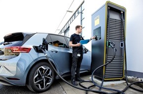 ADAC: ADAC ermittelt Urlaubs-Reichweiten von E-Autos / Spitzenreiter schafft mit 20-minütigem Nachladen über 931 Kilometer / 13 E-Autos sind "voll langstreckentauglich"