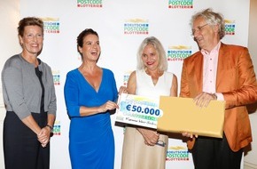 Deutsche Postcode Lotterie: Katarina Witt ist Botschafterin der Deutschen Postcode Lotterie / Eiskunstlauflegende repräsentiert neue Soziallotterie und erhält einen Förder-Scheck für ihre Katarina-Witt-Stiftung