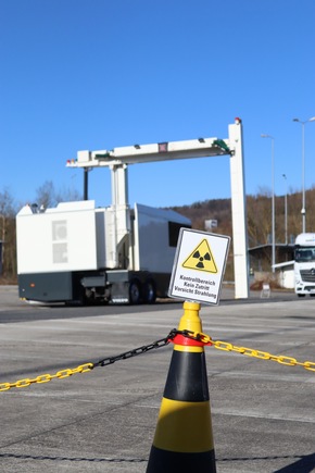 HZA-R: Zoll zieht 3.000 Stangen unversteuerte Zigaretten auf der A6 bei Wernberg-K&ouml;blitz aus dem Verkehr / Mithilfe von Gro&szlig;r&ouml;ntgentechnik decken Z&ouml;llner umfangreichen Zigarettenschmuggel auf
