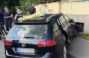 Polizei Hagen: POL-HA: Unfall vor Grundstücksausfahrt: drei Leichtverletzte