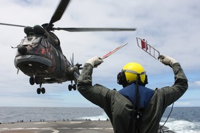 Marine - Bilder der Woche: Südafrikanische Luftwaffenhelikopter landen auf der Fregatte &quot;Brandenburg&quot;