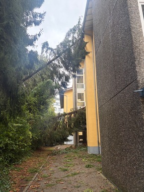 FW &Uuml;berlingen: Heftiges Unwetter fordert Feuerwehr und f&uuml;hrt zu 72 Eins&auml;tzen innerhalb kurzer Zeit / umgest&uuml;rzte B&auml;ume / vollgelaufene Keller / blockierte Fahrbahnen / abgedeckte H&auml;user
