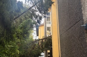Freiwillige Feuerwehr &Uuml;berlingen: FW &Uuml;berlingen: Heftiges Unwetter fordert Feuerwehr und f&uuml;hrt zu 72 Eins&auml;tzen innerhalb kurzer Zeit / umgest&uuml;rzte B&auml;ume / vollgelaufene Keller / blockierte Fahrbahnen / abgedeckte H&auml;user