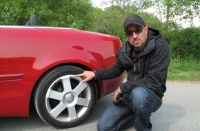 Kabel Eins: Oben ohne & gut in Schuss: Alex Wesselsky hilft beim Cabrio-Kauf - in "Auto gebraucht!" am Samstag um 17.55 Uhr bei kabel eins (mit Bild)
