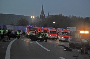 Feuerwehr Essen: FW-E: Schwerer Verkehrsunfall auf der A44, vier Menschen verletzt