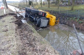 Polizeiinspektion Cuxhaven: POL-CUX: Verkehrsunfall mit Mobilkran 36t - Fahrzeug stürzt in Graben