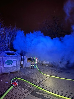 FW-EN: Unruhige Silvesternacht für die Feuerwehr - Balkonbrand im Eicklohweg und drei Altpapiercontainerbrände - Insgesamt 11 Einsätze