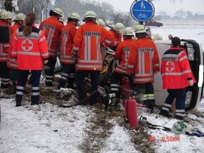 POL-WL: Schwerer Verkehrsunfall, 37-jährige Fahrerin schwer verletzt, drei Kleinkinder kommen mit dem Schreck davon