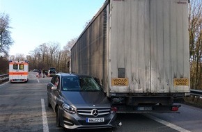 Verkehrsdirektion Koblenz: POL-VDKO: Verkehrsunfall durch Falschfahrer
Fahrer schwer verletzt