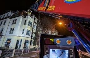 Feuerwehr Dresden: FW Dresden: Brand auf Balkon greift auf Dachstuhl über