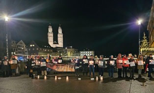 CSI Christian Solidarity International: Mahnwache für Weihnachten ohne Terror / Kerzen und Gebete - 1300 Menschen gehen für Glaubensverfolgte auf die Strasse
