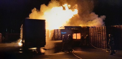 Feuerwehr Bremerhaven: FW Bremerhaven: Feuer im Fischereihafen