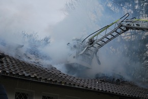 FW-MK: Dachstuhlbrand in Letmathe - eine Person erlitt Brandverletzungen
