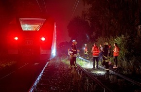 Feuerwehr Dortmund: FW-DO: Unwetterschaden in Dortmund: Zug kollidiert mit Baum - 52 Passagiere evakuiert