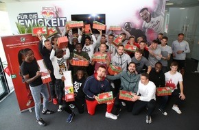 Weihnachten im Schuhkarton: Profifußballer und Fans packen für "Weihnachten im Schuhkarton®" / Bundesligaklubs engagieren sich für Geschenkaktion