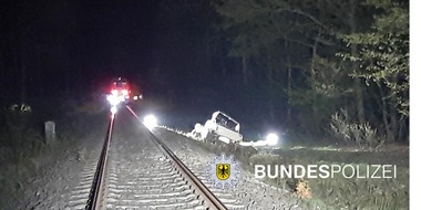 Bundespolizeidirektion Sankt Augustin: BPOL NRW: Kraftfahrzeug im Gleisbereich: Bundespolizei ermittelt nach Kollision mit Regionalbahn