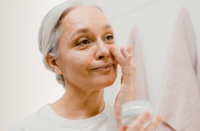 Wort & Bild Verlagsgruppe - Gesundheitsmeldungen: Anti-Aging: Tipps zur richtigen Hautpflege