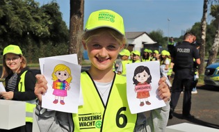 Kreispolizeibehörde Höxter: POL-HX: Denkzettel oder Dankzettel? Kinder überreichen Botschaften an (zu) schnelle Autofahrer