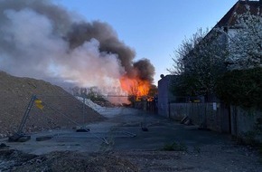 Feuerwehr Recklinghausen: FW-RE: Brand in einem leerstehendem Gebäudekomplex in Recklinghausen - keine Verletzten