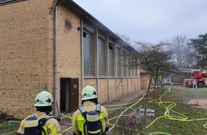 Feuerwehr Dorsten: FW-Dorsten: +++ Brand in einer Turnhalle. Erschwerte Brandbekämpfung +++