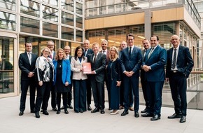 Initiativkreis Ruhr GmbH: Delegation aus Konzernvorst&auml;nden und Ministerpr&auml;sident W&uuml;st &uuml;bergibt Modellprojekte an Bundesregierung in Berlin / Innovationen aus dem Ruhrgebiet und NRW als Blaupause f&uuml;r ganz Deutschland
