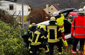 Feuerwehr Heimbach: FW Heimbach: Verkehrsunfall fordert zwei Verletzte - Feuerwehr setzt hydraulisches Rettungsgerät ein